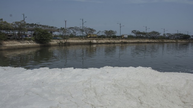 Kanal Banjir Timur (KBT) berbusa (Foto: Antara/Aprillio Akbar)