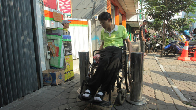 Pemantauan fasilitas pedestrian untuk disabilitas. (Foto: ANTARA/Muhammad Adimaja)