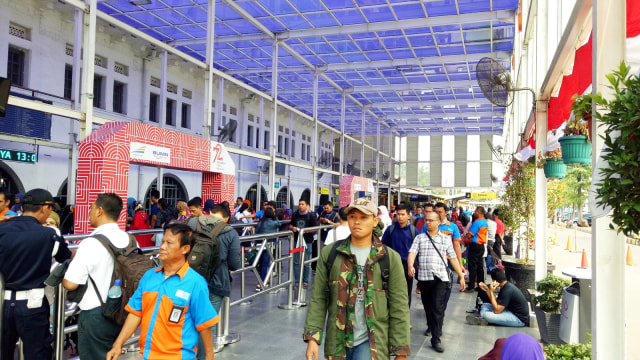 Kondisi lonjakan penumpang stasiun Pasar Senen (Foto: Aprilandika Pratama/kumparan)