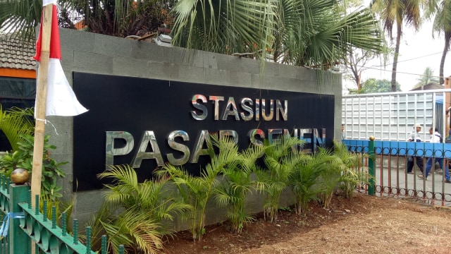 Kondisi lonjakan penumpang stasiun Pasar Senen (Foto: Aprilandika Pratama/kumparan)