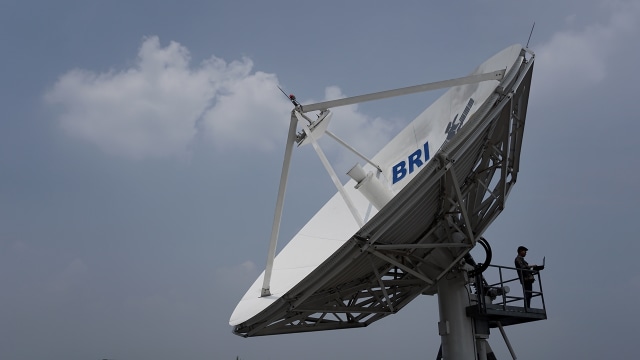 Melihat Perawatan Rutin Satelit BRI (Foto: Aditia Noviansyah/kumparan)