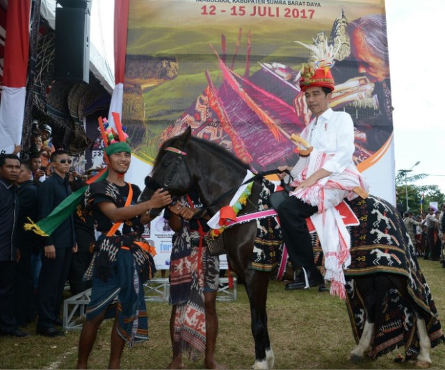 Jokowi menunggangi kuda sandalwood. (Foto: Twitter Presiden Joko Widodo)