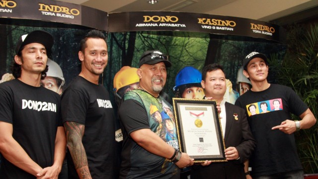 Warkop menerima rekor Muri (Foto: Munady Widjaja)
