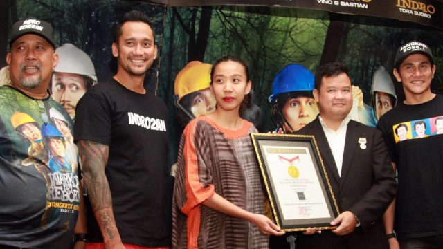 Warkop menerima rekor Muri (Foto: Munady Widjaja)