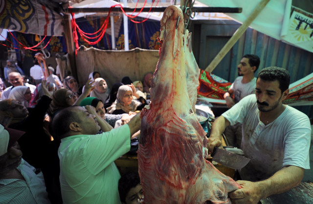 Pedagang daging di Kairo, Mesir. Foto: REUTERS/Mohamed Abd El Ghany