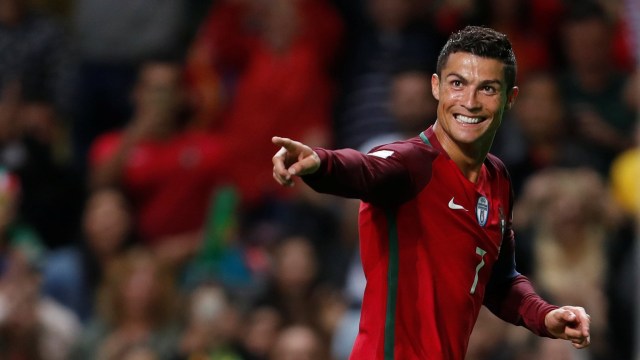 Ronaldo hat-trick ke gawang Kep. Faroe. (Foto: Reuters/Rafael Marchante)