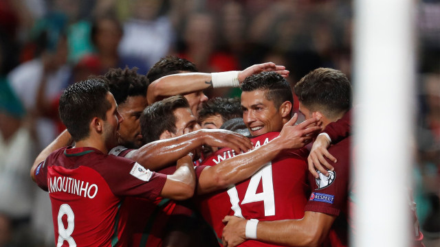 Para pemain Portugal merayakan gol Ronaldo. (Foto: Reuters/Rafael Marchante)