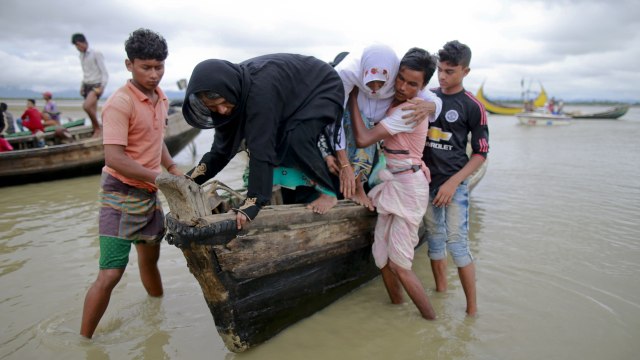 Warga Rohingya menumpang perahu ke Bangladesh (Foto: AP Photo/Suvra Kanti Das))