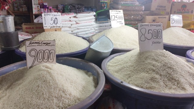 Beras di Pasar Kramat Jati (Foto: Kelik Wahyu/kumparan)