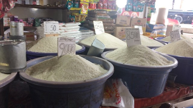 Beras di Pasar Kramat Jati (Foto: Kelik Wahyu/kumparan)