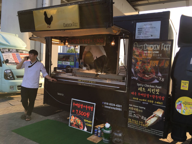 Food truck yang menjual ceker ayam (Foto: dok: Aji Surya)