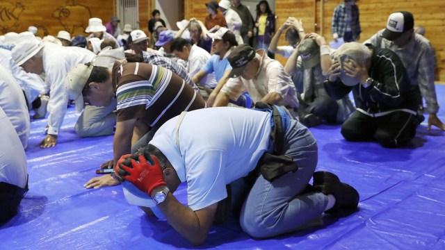 Warga Jepang berlatih mitigasi bencana rudal Korut (Foto: Kyodo/via REUTERS)