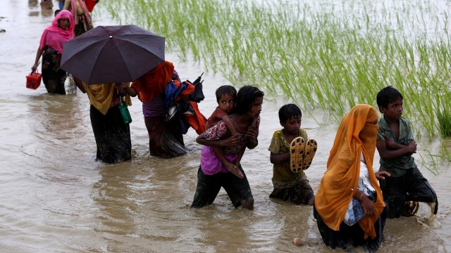 Anak-anak Rohingya Berjalan Mencari Suaka (Foto: Reuters/Mohammad Ponir Hossain)