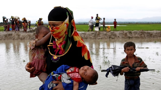 Perempuan dan anak-anak Rohingya mengungsi. (Foto: Reuters/Mohammad Ponir Hossain)