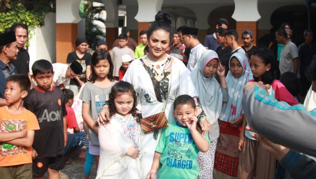 Krisdayanti dan anak-anaknya (Foto: Munady)