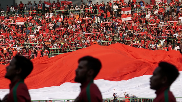 Suporter Indonesia di Stadion Patriot Candrabaga (Foto: Aditia Noviansyah/kumparan)