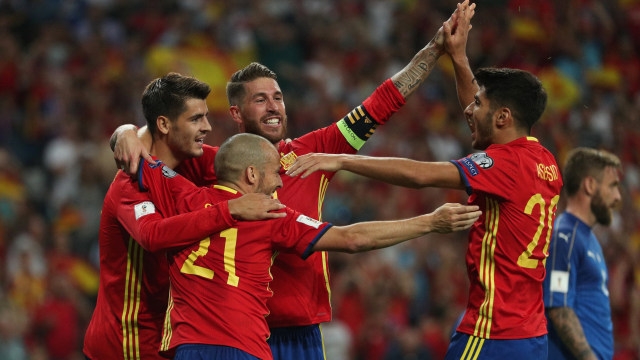 Para pemain Spanyol merayakan gol. (Foto: REUTERS/Sergio Perez)