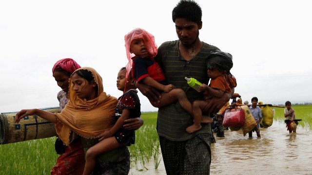 Pengungsi Rohingya di perbatasan Myanmar. (Foto: Mohammad Ponir Hossain/Reuters)