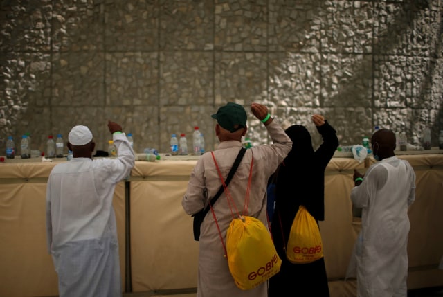 Jamaah haji melakukan ibadah lempar jumrah Foto: REUTERS/Suhaib Salem