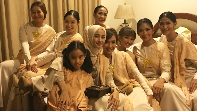 Laudya Cynthia Bella bersama teman-temannya (Foto: Instagram @laudyacynthiabella)