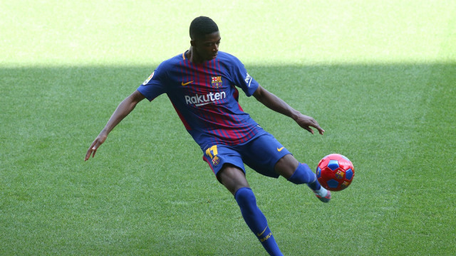 Dembele kala diperkenalkan di Camp Nou. (Foto: Albert Gea/Reuters)