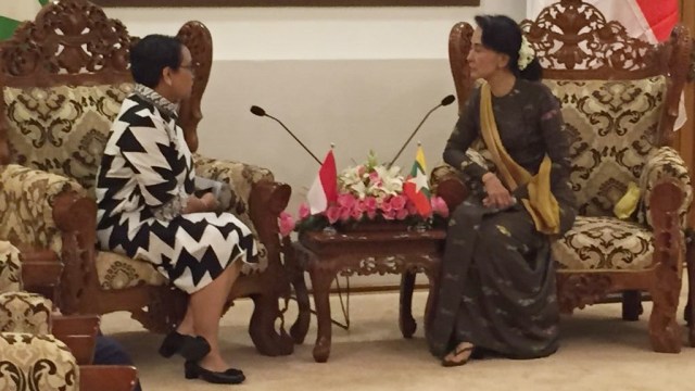 Retno Marsudi bersama Aung San Suu Kyi (Foto: Kemenlu)