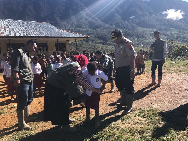 Anak-anak SD di Papua mencintai Indonesia (Foto: Polres Pegunungan Bintang)