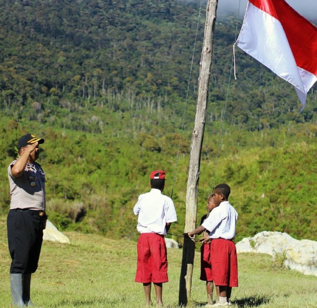 Anak-anak SD di Papua menggelar upacara bendera (Foto: Polres Pegunungan Bintang)