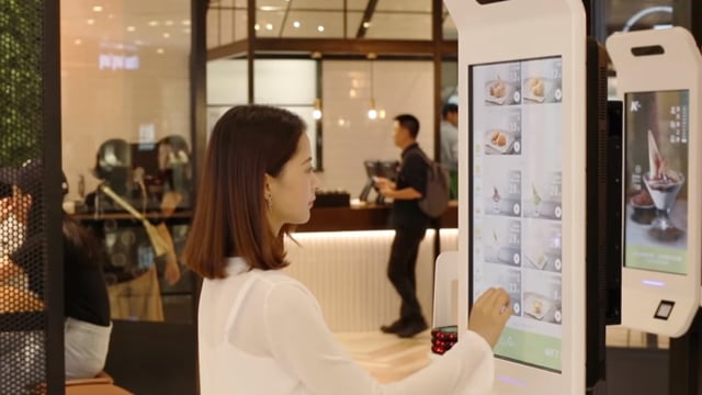 Pesan KFC cukup bayar pakai senyuman. (Foto: YouTube)