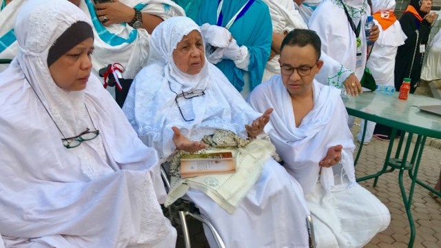 Anies bersama ibu dan istrinya di Mekah. (Foto: Dok. Istimewa)