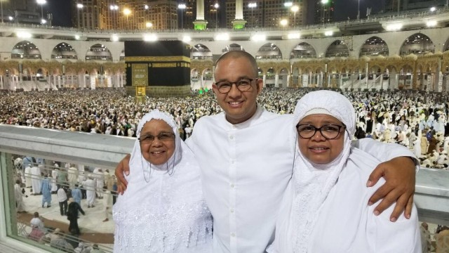 Anies bersama ibu dan istrinya di Mekah. (Foto: Dok. Istimewa)