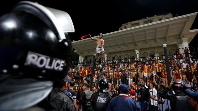Polisi di pertandingan sepak bola. (Foto: Reuters/Amr Abdallah Dalsh)