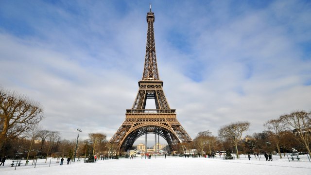 Ilustrasi Menara Eiffel, Prancis di musim dingin. (Foto: Thinkstock)