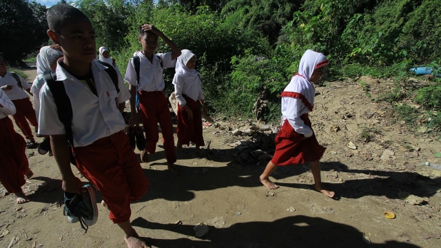 7100 Gambar Anak Sekolah Menyeberang Sungai HD