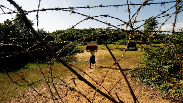 Rohingya saat mencoba melewati pagar besi (Foto: REUTERS/Mohammad Ponir Hossain)