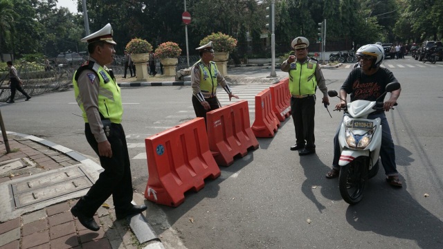Polantas saat bertugas mengalihkan lalu lintas Jalan Agus Salim Foto: Aditia Noviansyah/kumparan