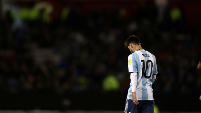 Messi tertunduk setelah laga. (Foto: Marcos Brindicci/Reuters)