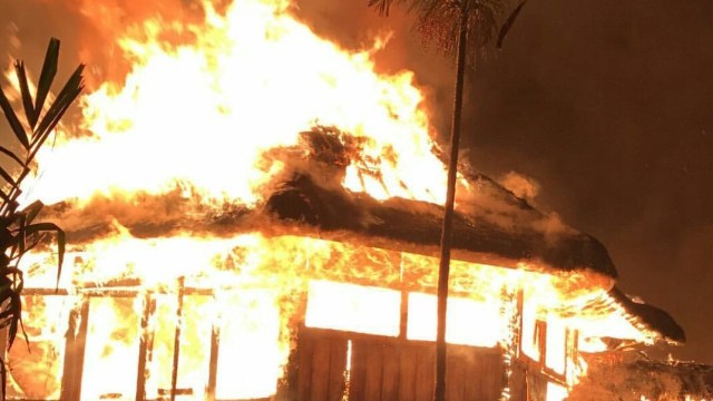 Rumah Nana Mirdad dan Andrew White terbakar (Foto: Instagram Story Andrew White)