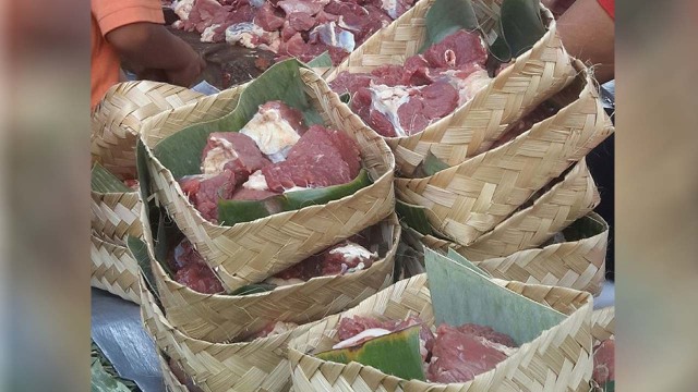 Wadah daging kurban dari bambu dan daun pisang (Foto: Facebook / Ibang Lukman)