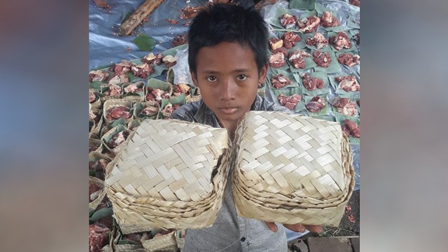 Wadah daging kurban dari bambu dan daun pisang (Foto: Facebook Ibang Lukman)