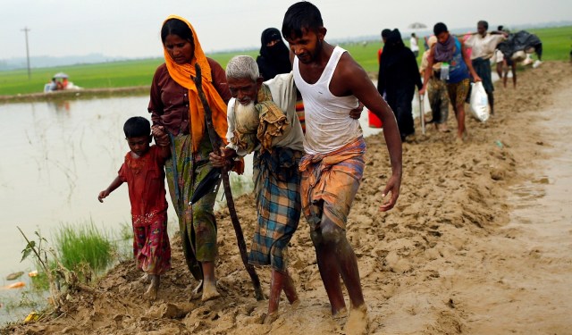 Rohingya Menuju Bangladesh (Foto: Reuters/Mohammad Ponir Hossain)