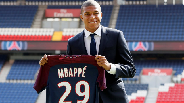 Mbappe dengan nomor 29 yang akan ia kenakan. (Foto: Gonzalo Fuentes/Reuters)