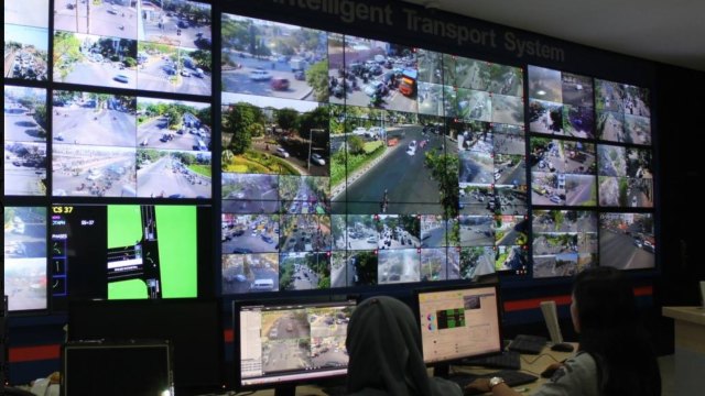 Pemantauan CCTV di Surabaya (Foto: Facebook Surabaya Traffic Service)