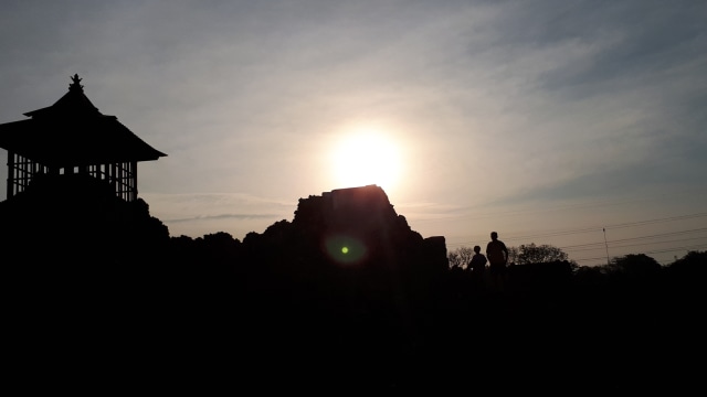 Menikmati Senja di Gua Sunyaragi (Foto: Luthfa Nurridha/kumparan)