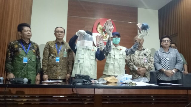 Pimpinan KPK dan MA menunjukkan barang bukti. (Foto: Wahyuni Sahara/kumparan)