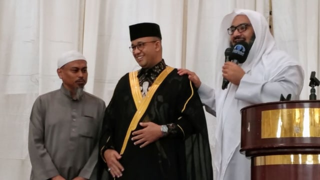 Anies Baswedan diberi jubah oleh Syeikh di Mekkah. (Foto: Dok. Istimewa)