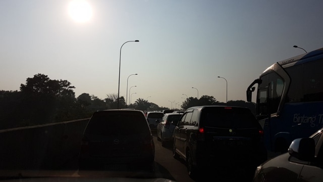 Pintu tol Sentul City macet panjang. (Foto: Arifin Asydhad/kumparan)