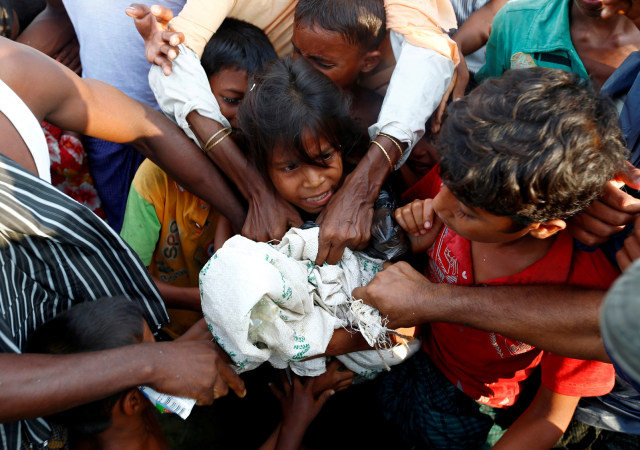 Anak-anak Rohingya ikut berebut makanan. (Foto: REUTERS/Danish Siddiqui )