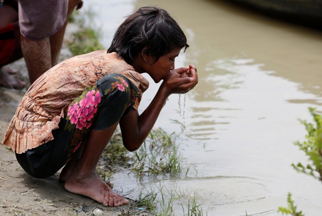Kehausan, anak Rohingya minum air sungai. (Foto: REUTERS/Mohammad Ponir Hossain)