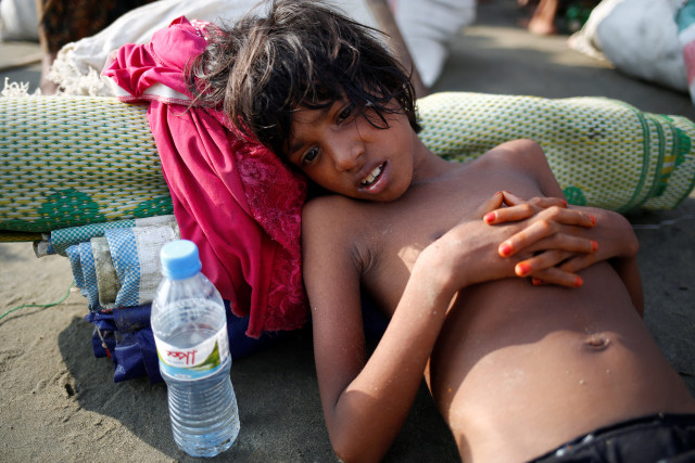 Pengungsi Rohingya terbaring, alami dehidrasi. (Foto: REUTERS/Mohammad Ponir Hossain)